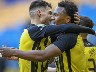 Vitesse houdt voorsprong op AZ ook met tien man vast