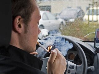 Blokhuis wil ouders laten patrouilleren tegen blowende en zuipende jeugd