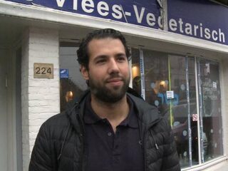 Eigenaar aangevallen koosjer restaurant laat zich niet bang maken