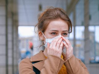 'Waarom krijg ik hoofdpijn van mijn mondkapje?' Vragen en antwoorden uit het coronaspreekuur