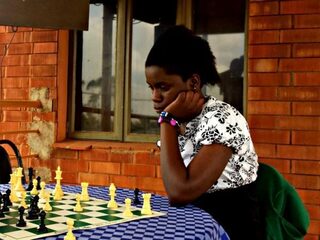 Hoe een schaaktalent hoop brengt in een Ugandese sloppenwijk