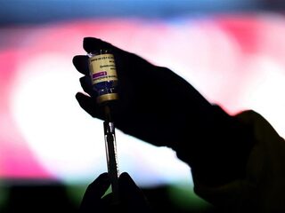 Podcast De Dag: Hoe AstraZeneca het pechvogel-vaccin werd