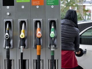 Is telefoneren aan de pomp gevaarlijk?