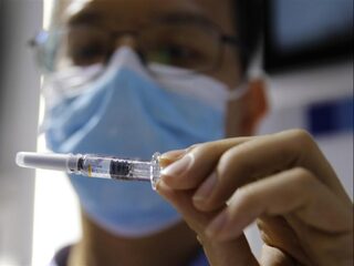 Podcast De Dag: De bijsluiter van het coronavaccin