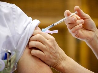 De Jonge verkijkt zich op levering vaccins, vertraging waarschijnlijk