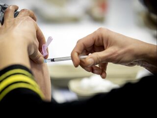 In dit ziekenhuis is al 90 procent van het personeel 'geprikt'