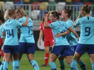 Oranjevrouwen walsen over Turkije heen