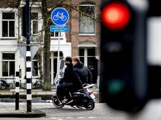 Stand.nl: Het is goed dat alle snorfietsen en -scooters de rijweg op moeten