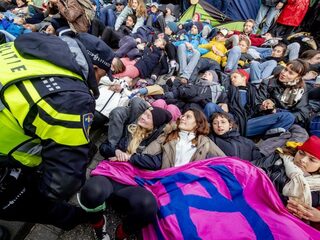 'Je bent geen held als je jezelf vastlijmt'