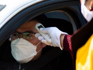 Verwacht de overheid dat iedereen een smartphone heeft? Vragen en antwoorden uit het coronaspreekuur