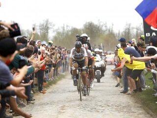 Sagan wint Parijs-Roubaix in regenboogtrui