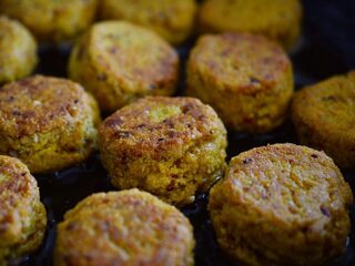 Spinaziepulp in falafel om verspilling tegen te gaan