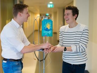 Met een lach aan het infuus