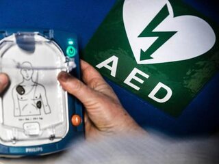 Derde van Nederlanders weet niet waar defibrillator te vinden is