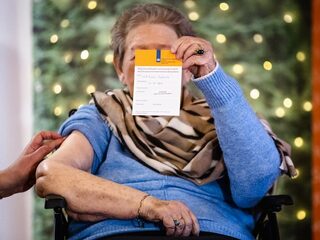 In verpleeghuizen mogen bewoners weer twee bezoekers ontvangen, in plaats van één