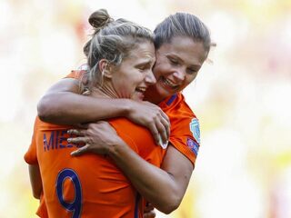 Voetbalvrouwen op WK tegen Canada