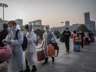 Wuhan na elf weken uit lockdown: miljoenen mensen mogen weer reizen