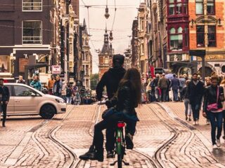 Nederlanders beheersen de Engels taal weer het best