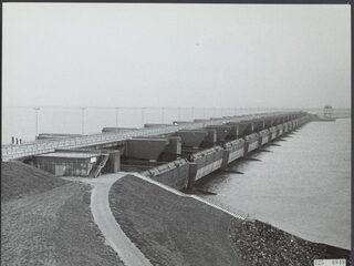 De Haringvlietsluizen mogen op een kier