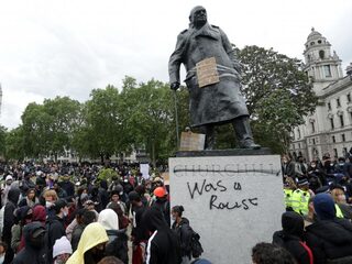 Aanvallen en beledigen standbeelden: 'Je weet nu al dat de trend ook deze kant op komt'