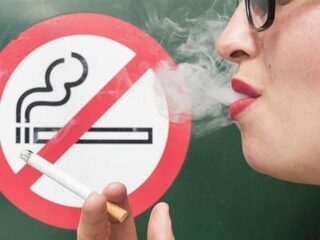 Staatssecretaris Blokhuis wil rookruimten in publieke gebouwen binnen twee jaar sluiten