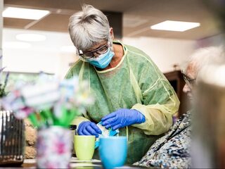 Ouderenbond ANBO: verplicht mondkapjes in verpleeghuizen