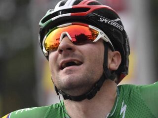 Groenewegen komt tekort in massasprint, ritzege voor Viviani