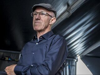 Liedjesschrijver Raymond van het Groenewoud staat alleen op de planken