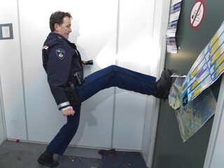 Politie komt met nieuwe (simpele) techniek om deuren in te beuken