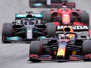 Hamilton wint door betere tactiek dan Verstappen in Barcelona