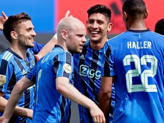 Eigen doelpunten helpen Ajax aan overwinning in klassieker
