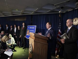 Honderden naaktfoto's van minderjarigen gevonden in huis miljardair Epstein