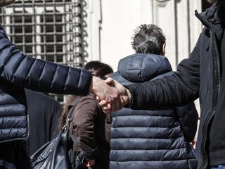 Kabinet: schud geen handen meer, werk in Brabant als het kan thuis