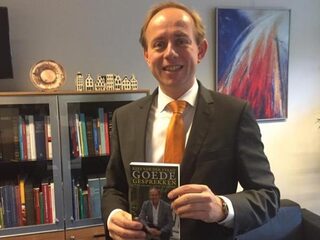 Opnieuw een politicus met een boek, maar wie wil het kopen?