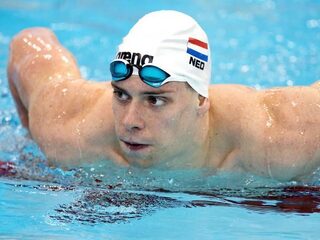 Onderzeeër wint nipt van zwemmer Kyle Stolk