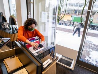 Veel niet-essentiële winkels weer deels open voor afhalen