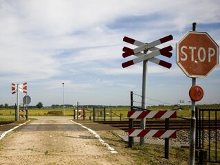 ProRail sluit gevaarlijke spoorwegovergangen niet zonder toestemming gemeenten