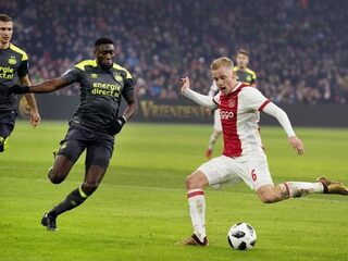 Daadkrachtig Ajax vloert koploper PSV en brengt spanning terug