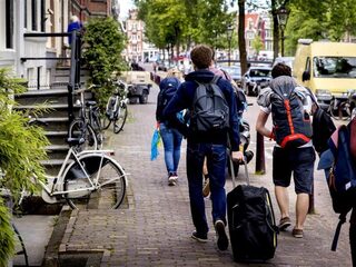 Podcast De Dag: Airbnb casht op beurs, steden staan met lege handen