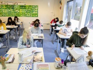 'De overheid dondert elk probleem, waar normaal een ouder zorg voor draagt, lekker bij scholen over de schutting'