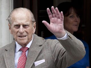 Prins Philip viert 99e verjaardag: 'Altijd een outsider geweest'