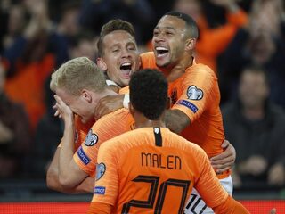 Oranje gaat na heet avondje tegen Noord-Ierland aan kop in kwalificatie