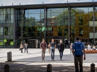 Bestuursvoorzitter Saxion Hogeschool gaat door het stof vanwege weigeren artikel