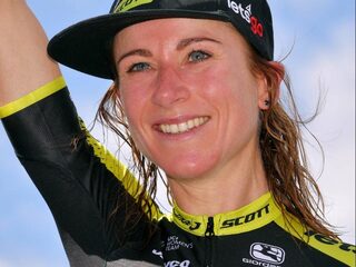 Ook in de tijdrit is Van Vleuten met afstand de sterkste