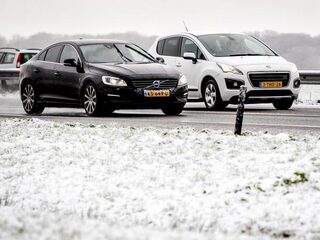 Sneeuwbuien trekken over het land, dienstregelingen aangepast