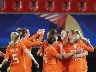 Oranjevrouwen verspelen winst op Frankrijk in doelpuntrijk spektakelstuk