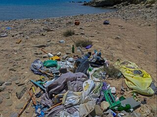 Waarom verweerd microplastic gevaarlijker is dan schoon plastic