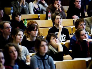 Verengelsing van hoger onderwijs slaat door:  'We springen veel te makkelijk met onze taal om'
