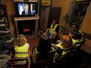 Macron spreekt Fransen toe: minder belastingen, minimumloon 100 euro omhoog