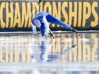 'Hij gaat onderuit!' Zo klonk de bizarre ontknoping bij de WK allround